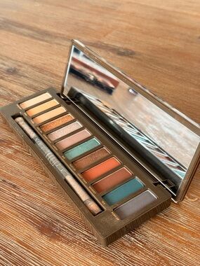 Urban Decay Eyeshadow Palette — Teal, Copper, Peach & Cream Shades